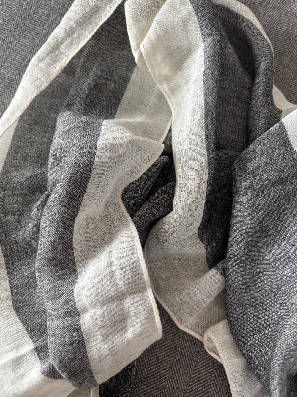ITALIAN, BLACK/WHITE LARGE STRIPE LINEN SCARF